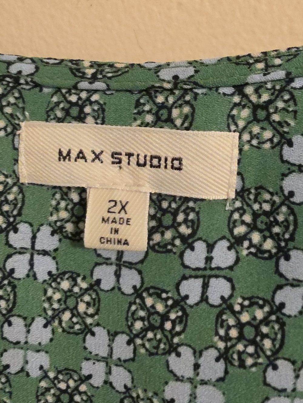 Max Studio Green V Neck Flutter Sleeve Higg Low Blouse. In EUC - Picture 3 of 8